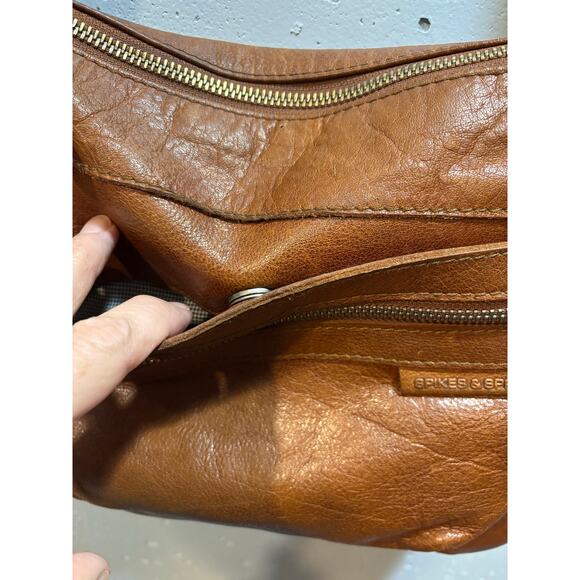 Spikes and sparrow brown leather crossbody bag with adjustable strap and zippers - Picture 5 of 11
